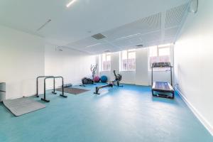 图卢兹Montempô + Apparthôtel Toulouse Cité Internationale的健身房,配有跑步机和健身器材