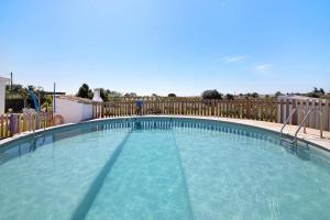 维拉诺瓦德卡塞拉Quinta da Bornacha - Casa A的一个带木栅栏的大型游泳池
