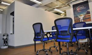 伦敦Cosmos capsule coworking London的一间会议室,配有蓝色的椅子和桌子