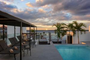 科苏梅尔Coralia Hotel Cozumel的阳台享有游泳池和海洋的景致。