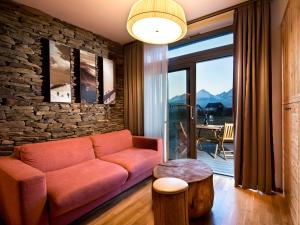韦尔卡鲁穆尼卡Natur Resort的带沙发和石墙的客厅