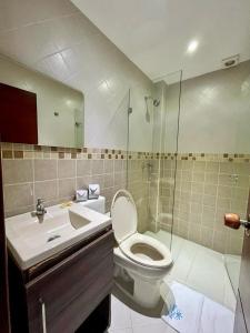 梅尔加HOTEL INN BEST DAY的浴室配有卫生间、盥洗盆和淋浴。