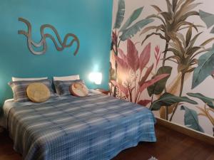 里约热内卢Casa Beleza的一间卧室配有一张带花卉墙壁的床