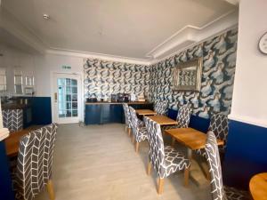 布莱克浦化石树酒店的餐厅内带桌椅的用餐室