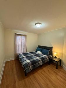 尼亚加拉瀑布Comforting getaway-sleeps 6-walk to falls!的一间卧室配有一张床、一张桌子和一个窗户。