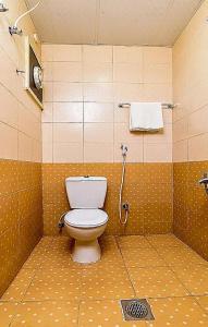 拉斯阿尔卡麦OYO Al Taj Rest House的一间带卫生间和淋浴的浴室