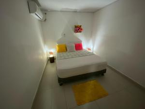 普罗维登西亚posada sunrise view vacation home的一间小卧室,在白色的房间里配有一张床