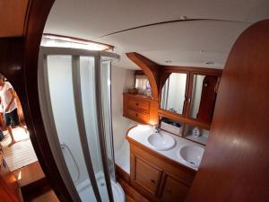 奥尔比亚Yachtsail Alicia 20 meter的一间带水槽、卫生间和淋浴的浴室