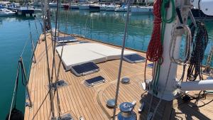 奥尔比亚Yachtsail Alicia 20 meter的水面上的木甲板