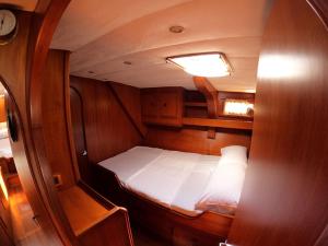 奥尔比亚Yachtsail Alicia 20 meter的船后的小床