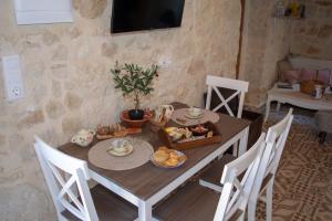 罗希姆诺The Secret Ontas, Traditional stone house的用餐室配有餐桌和食物