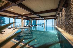 奥泊维森塔尔埃尔达斯度假公寓式酒店的一座石墙房子内的游泳池