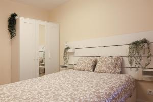 瓦伦西亚Non Stress Nuevo Turia的一间卧室配有一张带白色床头板的大床