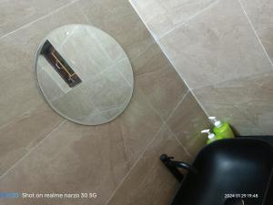 古瓦哈提The King's Castle的浴室地板上的圆镜子