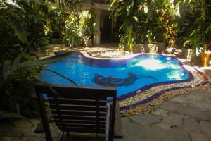 康提Villa Olde Ceylon的庭院内的游泳池,旁边设有椅子