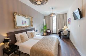 鹿特丹俄里翁酒店的一间卧室配有一张带镜子和桌子的床