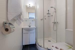 鹿特丹俄里翁酒店的带淋浴、卫生间和盥洗盆的浴室