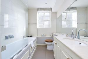 伦敦2 Bedroom Apartment- Mayfair (4)的白色的浴室设有浴缸、卫生间和水槽。