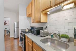 Trendy Studio Apartment in Chicago - Kenwood 103 & 303 rep的厨房或小厨房