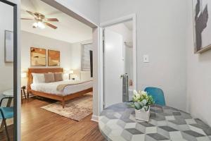 芝加哥Trendy Studio Apartment in Chicago - Kenwood 103 & 303 rep的一间卧室配有一张床和一张鲜花桌