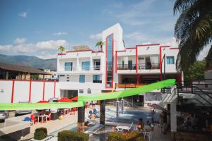 梅尔加Bora Bora Adults only的一座带游泳池和绿色滑梯的大型白色建筑