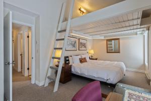 杰克逊Wister A的一间卧室设有一张床和一个螺旋楼梯