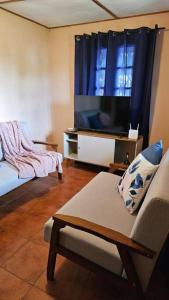 博尔坎Cozy Home的带沙发和平面电视的客厅