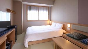 东京天然温泉 凌天之汤 御宿野乃 浅草别邸的卧室配有白色的床和电视。