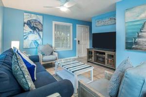 基韦斯特Bermuda Suite by Brightwild的蓝色的客厅配有沙发和电视