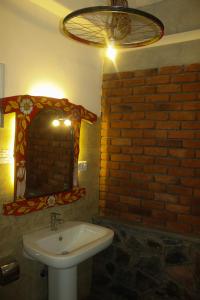 康提Villa Olde Ceylon的一间带水槽和砖墙的浴室