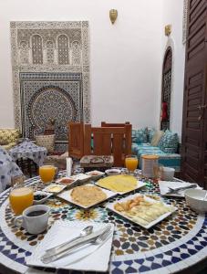非斯Riad Fes Colors & Spa的一张桌子,上面有餐桌布,上面有食物