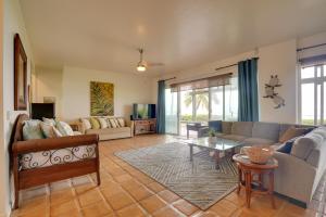WaianaeWaianae Beach House with Direct Coast Access and Views的客厅配有沙发和桌子