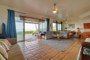 WaianaeWaianae Beach House with Direct Coast Access and Views的客厅配有沙发和桌子