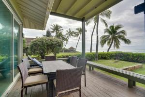WaianaeWaianae Beach House with Direct Coast Access and Views的海景甲板上的桌椅
