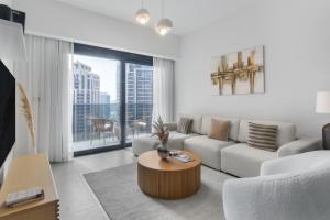 迪拜Downtown Dubai- 2BR Apartment in ACT Towers的客厅配有沙发和桌子