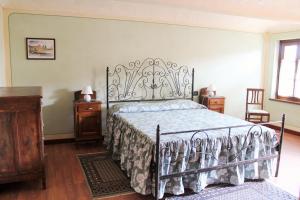 CantaranaCa' 'd Carlot的一间卧室配有一张带金属床架的床