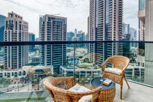 迪拜Downtown Dubai- 2BR Apartment in ACT Towers的市景阳台配有椅子