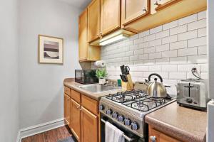 City Charm Studio Apt in Chicago - Kenwood 205的厨房或小厨房