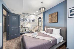 芝加哥麦考密克展览中心旅馆的一间卧室设有一张床和蓝色的墙壁