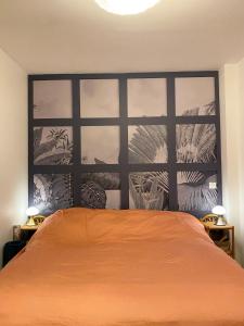巴黎Maison de ville d'architecte parking gratuit的一间卧室配有一张带橙色床单的大床