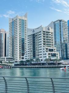 迪拜Amazing 1 bedroom apt in Marina的享有城市和高楼的景色