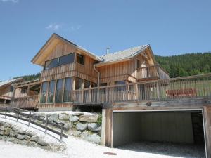 上陶恩Exclusive chalet in Hohentauern in ski area的大型木屋,设有车库