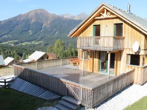 上陶恩Exclusive chalet in Hohentauern in ski area的房屋设有山地甲板