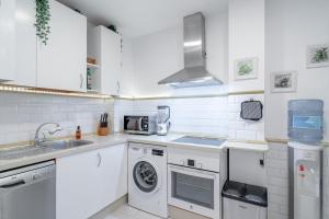 马贝拉Home Away From Home Marbella的白色的厨房配有水槽和洗碗机