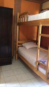 蒙塔尼塔Hostal Tierra y Mar的一间卧室配有两张双层床和橱柜