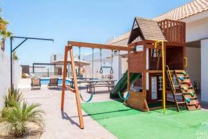 拉巴斯Spacious home with private yard and community pool的一个带滑梯和游戏房的游乐场