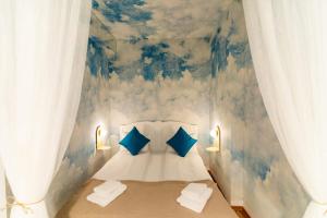 布加勒斯特Rezident的卧室的墙壁上装饰有蓝白色的绘画作品