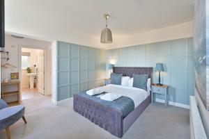 乔利Rooms at The Dressers Arms的一间卧室配有一张带蓝色墙壁的大床