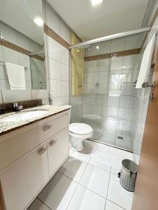 巴西利亚L209 Apto em resort beira lago com TV Smart的白色的浴室设有卫生间和淋浴。