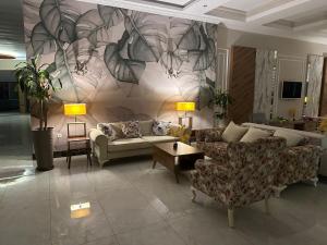阿拉尼亚Vesta Star的客厅配有两张沙发和花卉壁画